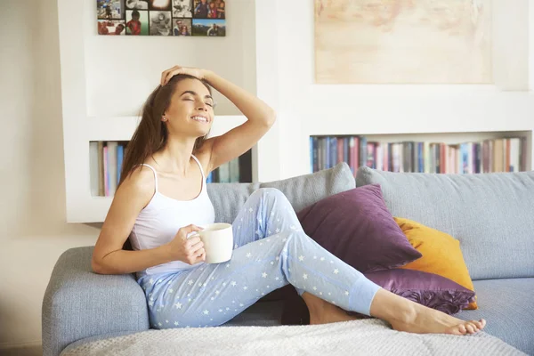 Tam Uzunlukta Atış Pijama Giymiş Kanepede Onun Evinde Dinlenirken Çay — Stok fotoğraf
