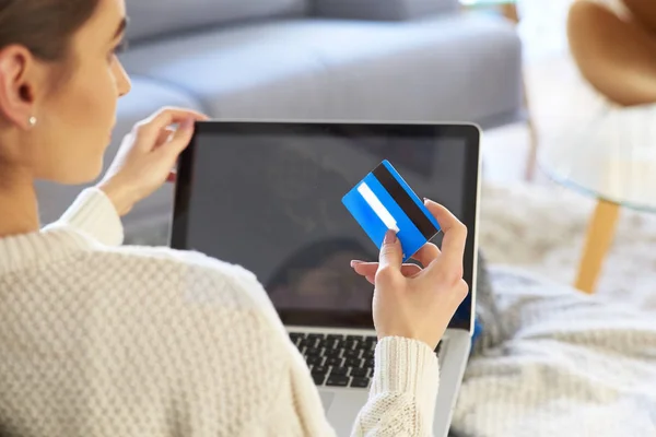 Rückansicht Einer Frau Die Ihre Bankkarte Der Hand Hält Und — Stockfoto