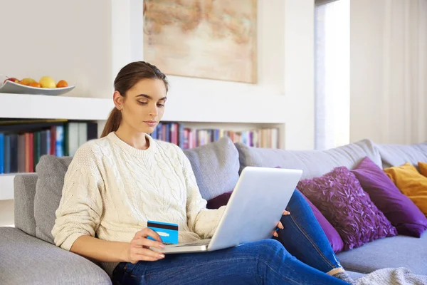 Tiro Mulher Segurando Seu Cartão Bancário Mão Usando Laptop Enquanto — Fotografia de Stock