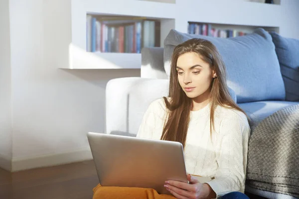 Retrato Bela Jovem Mulher Usando Seu Laptop Enquanto Senta Sofá — Fotografia de Stock