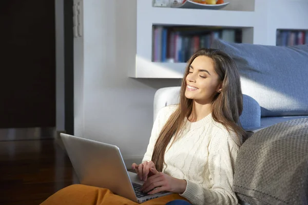 Retrato Rir Jovem Mulher Usando Seu Laptop Enquanto Sentado Sofá — Fotografia de Stock