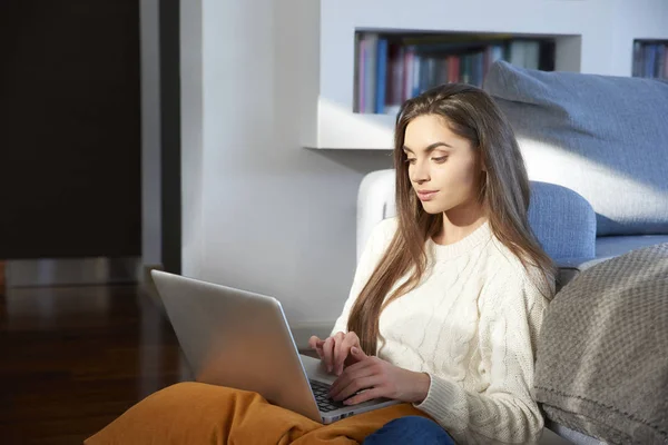 Retrato Bela Jovem Mulher Usando Seu Laptop Enquanto Senta Sofá — Fotografia de Stock