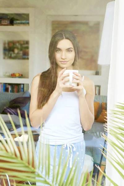 Retrato Jovem Mulher Bonita Vestindo Pijama Enquanto Estava Com Uma — Fotografia de Stock