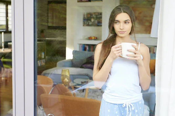 Retrato Una Joven Mujer Bonita Usando Pijamas Mientras Está Pie — Foto de Stock