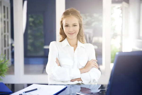 Portret Atrakcyjne Interesu Młody Siedzi Rękami Skrzyżowanymi Office Desk Behid — Zdjęcie stockowe