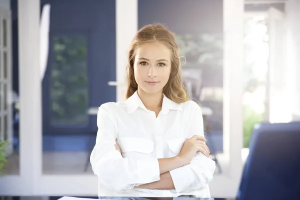 Porträt Attraktive Junge Geschäftsfrau Sitzt Mit Verschränkten Armen Schreibtisch Vor — Stockfoto