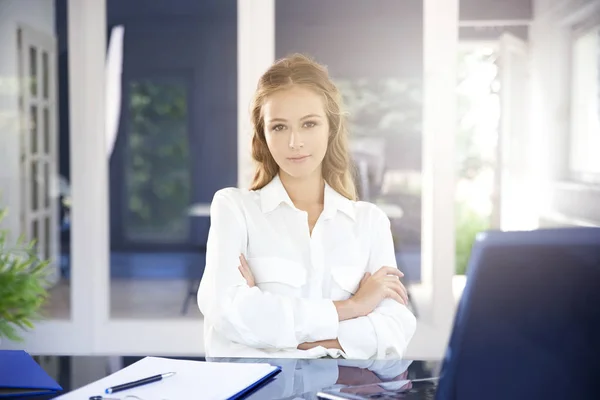 Portrait Attractive Young Businesswoman Sitting Arms Crossed Office Desk Behid — Stock Photo, Image