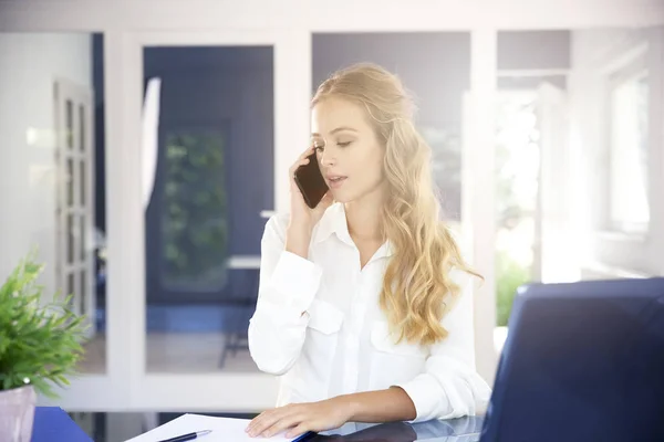 Retrato Bela Jovem Empresária Sentada Mesa Escritório Conversando Com Alguém — Fotografia de Stock