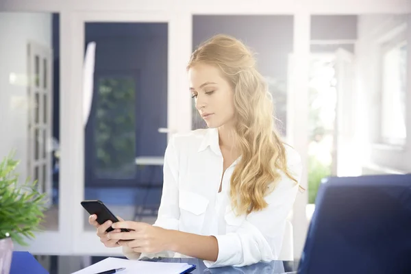 Porträtt Vacker Ung Affärskvinna Sitter Vid Skrivbord Och Textmeddelanden Medan — Stockfoto