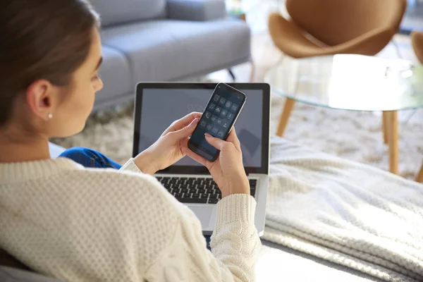 Girato Una Giovane Donna Che Utilizza Telefono Cellulare Computer Portatile — Foto Stock