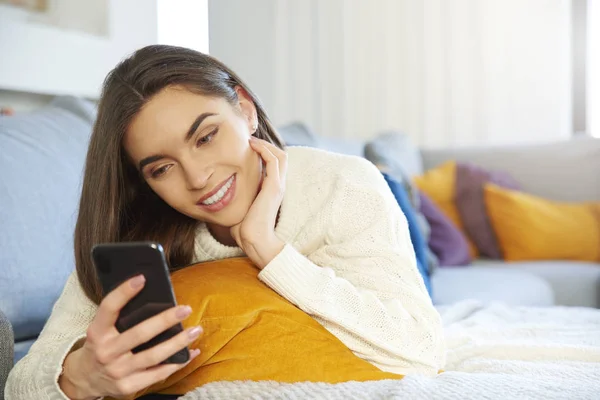 Nahaufnahme Der Schönen Jungen Frau Die Auf Dem Sofa Liegt — Stockfoto