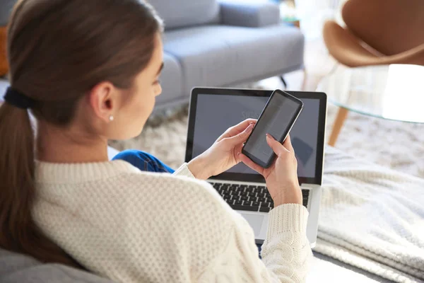 Girato Una Giovane Donna Che Utilizza Telefono Cellulare Computer Portatile — Foto Stock