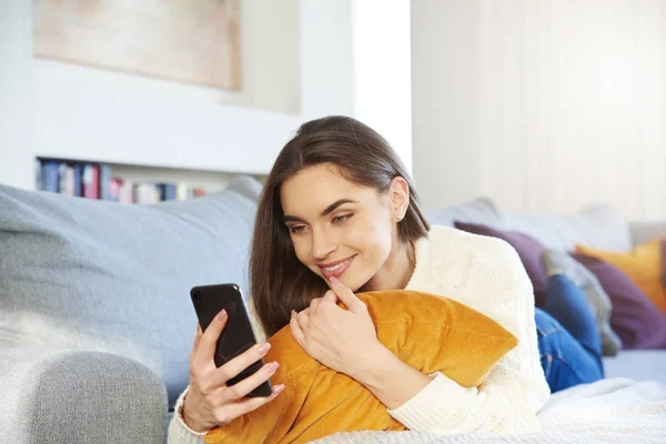 Shot Van Mooie Jonge Vrouw Liggend Bank Sms Terwijl Ontspannen — Stockfoto