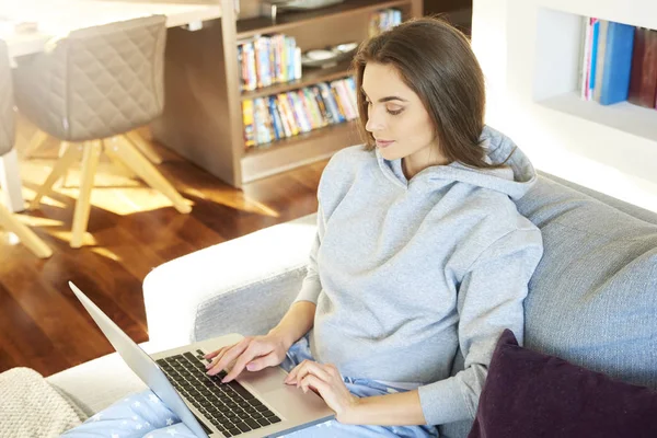 Hoge Hoek Schot Van Jonge Vrouw Dragen Hoodie Ontspannen Bank — Stockfoto