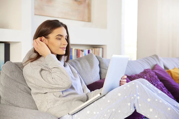 Prise Vue Une Jeune Femme Décontractée Portant Sweat Capuche Pyjama — Photo