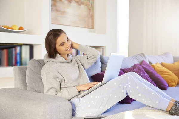 Sorrindo Jovem Mulher Vestindo Calças Com Capuz Pijama Enquanto Relaxa — Fotografia de Stock