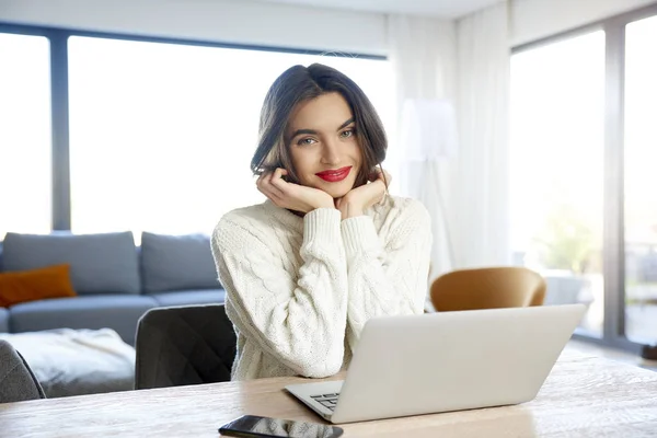 Tiro Bela Jovem Mulher Usando Seu Laptop Enquanto Sentada Mesa — Fotografia de Stock