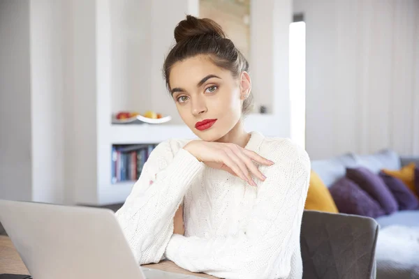 Girato Bella Giovane Donna Con Viso Serio Utilizzando Suo Computer — Foto Stock