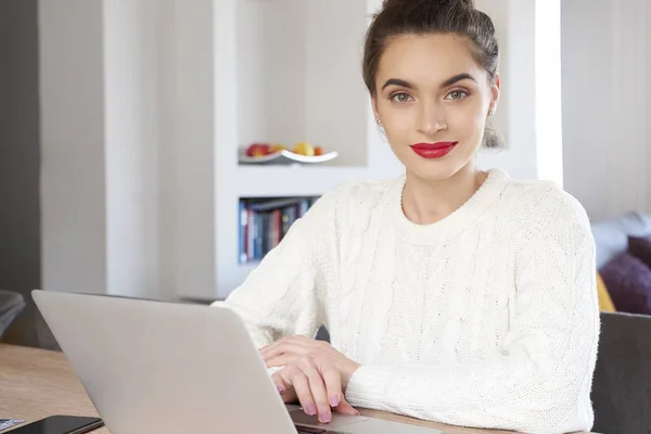 Girato Bella Giovane Donna Utilizzando Suo Computer Portatile Mentre Seduto — Foto Stock