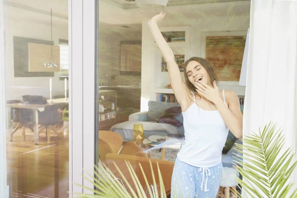 Portrait Jeune Jolie Femme Étirant Bâillant Après Être Réveillée Debout — Photo