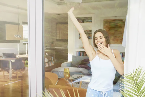 Retrato Joven Mujer Bonita Estirándose Bostezando Después Despertar Pie Detrás —  Fotos de Stock