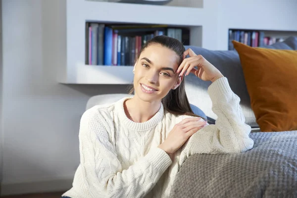 Retrato Uma Bela Jovem Mulher Vestindo Suéter Enquanto Relaxa Casa — Fotografia de Stock