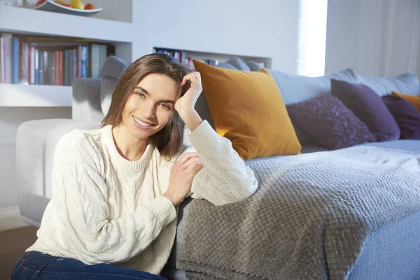 Retrato Una Hermosa Mujer Joven Usando Suéter Mientras Relaja Casa — Foto de Stock