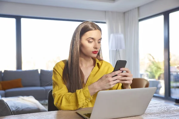 Shot Young Woman Using Mobile Phone Text Messaging While Sitting — Stock Photo, Image