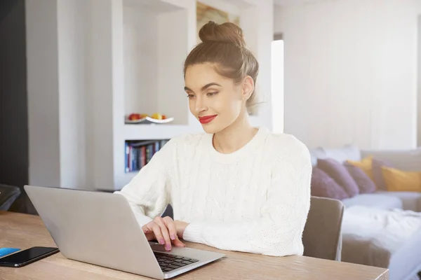 Porträt Einer Attraktiven Jungen Frau Die Schreibtisch Sitzt Und Von — Stockfoto