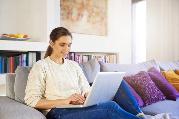 Retrato Bela Jovem Mulher Digitando Laptop Enquanto Trabalhava Casa — Fotografia de Stock