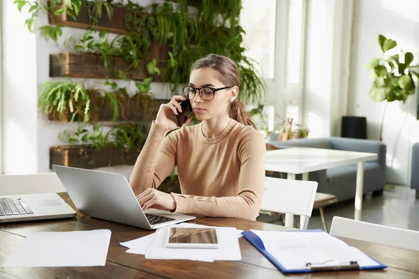 Porträtt Vacker Ung Affärskvinna Sitter Bakom Sin Laptop Skrivbord Och — Stockfoto