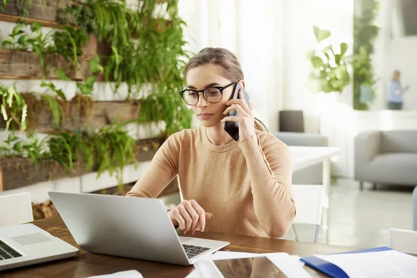 Porträtt Vacker Ung Affärskvinna Sitter Bakom Sin Laptop Skrivbord Och — Stockfoto