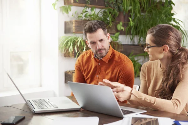 Prise Vue Gens Affaires Travaillant Ensemble Dans Bureau Belle Jeune — Photo