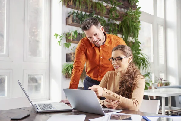 Disparo Gente Negocios Trabajando Juntos Oficina Hermosa Joven Mujer Negocios — Foto de Stock