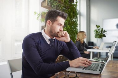 Ofis Masası oturma ve dizüstü bilgisayarda çalışma bunalmış işadamı kadeh