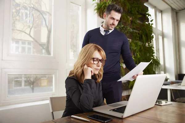 Fotografía Una Empresaria Ejecutiva Mediana Edad Usando Una Computadora Portátil —  Fotos de Stock