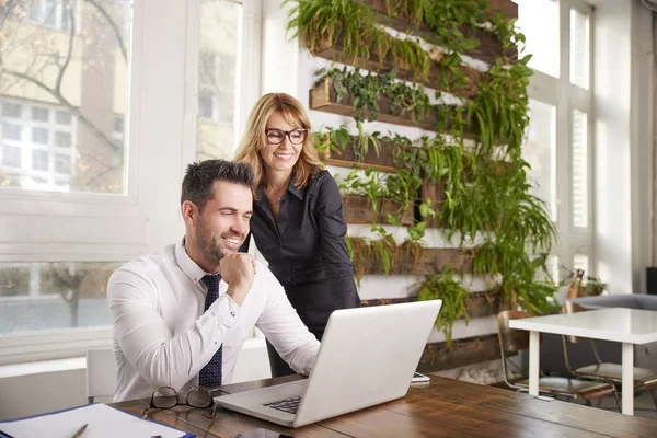 Schot Van Jonge Financiële Zakenman Achter Bureau Terwijl Uitvoerende Zakenvrouw — Stockfoto