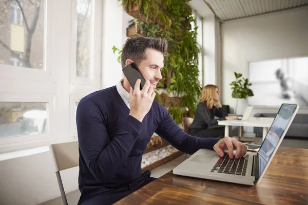 Aufnahme Eines Finanzassistenten Der Schreibtisch Sitzt Und Mit Jemandem Spricht — Stockfoto