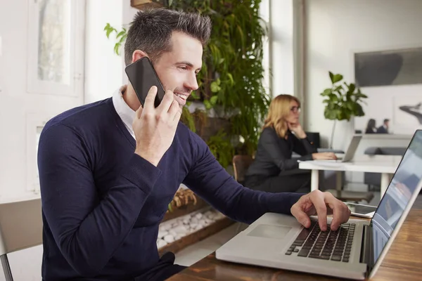 Tiro Assistente Financeiro Empresário Sentado Mesa Escritório Conversando Com Alguém — Fotografia de Stock