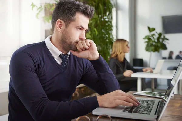 Shot Overwhelmed Businessman Sitting Office Desk Working Laptop — Stock Photo, Image