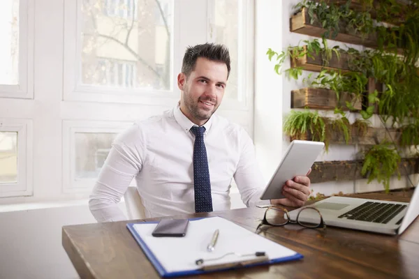 Empresario Usando Camisa Corbata Usando Tableta Digital Mientras Está Sentado — Foto de Stock