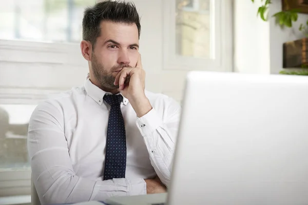 Retrato Empresário Despreocupado Sentado Mesa Escritório Com Mão Queixo Enquanto — Fotografia de Stock