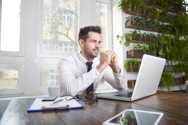 Porträtt Affärsmannen Tittar Fundersamt Samtidigt Sitta Framför Laptop Skrivbord — Stockfoto