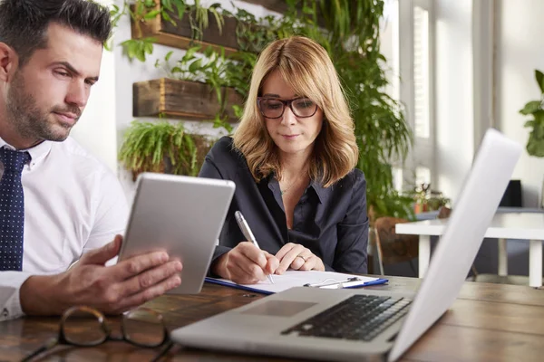 Aufnahme Eines Geschäftsmannes Der Ein Digitales Tablet Der Hand Hält — Stockfoto