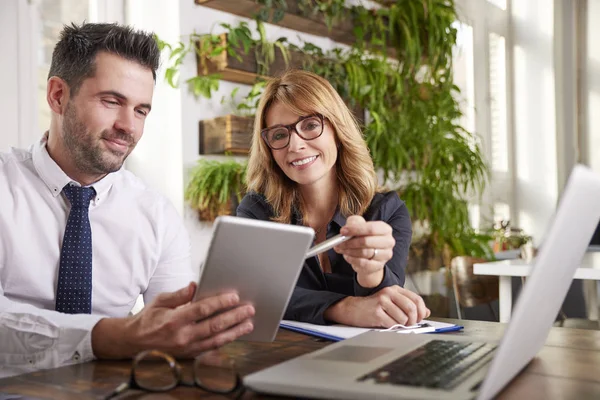 Aufnahme Eines Geschäftsmannes Der Ein Digitales Tablet Der Hand Hält — Stockfoto