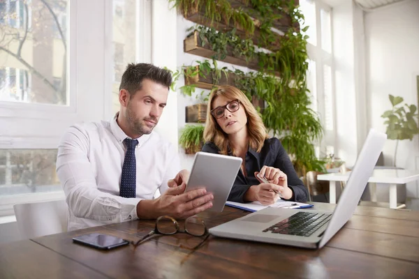 Schot Van Zakenman Met Digitale Tablet Zijn Hand Terwijl Zijn — Stockfoto