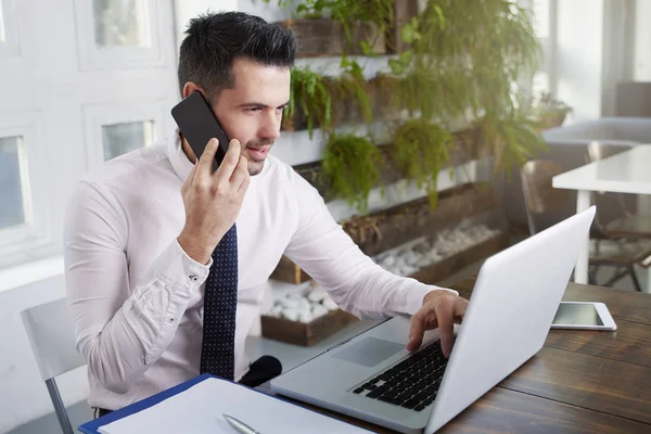 Pénzügyi Asszisztens Üzletember Beszél Mobiltelefonján Dolgozik Laptop Irodában — Stock Fotó