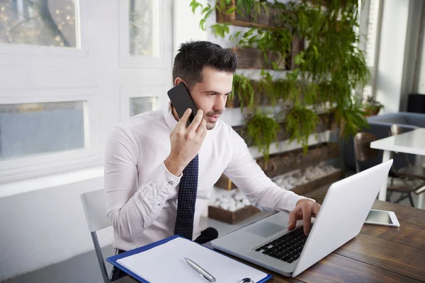 Финансовый Помощник Бизнесмена Разговаривает Мобильному Телефону Работает Ноутбуке Офисе — стоковое фото