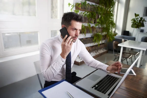 Myšlení Finanční Asistent Podnikatel Hovoří Svém Mobilním Telefonu Pracovat Notebooku — Stock fotografie