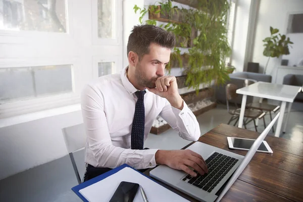 Porträtt Skott Affärsmannen Tittar Fundersamt Samtidigt Sitter Vid Skrivbord Och — Stockfoto